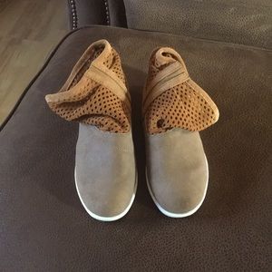 Emu Australia Numeralla suede booties NWT, size 6.